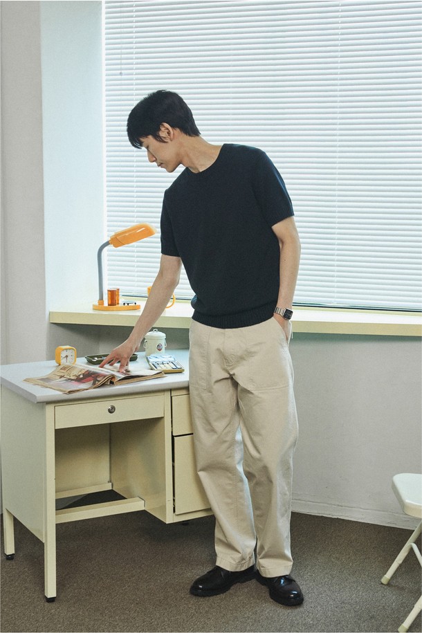 1950 클래식 로드사이드 퍼티그 팬츠 라이트베이지는 1950년대 군용 유틸리티 팬츠에서 영감을 받아 디자인된 남성용 퍼티그 팬츠입니다. 부드러운 면 소재로 제작되어 봄, 여름, 가을 시즌에 착용하기 좋으며, 릴랙스핏과 레귤러핏으로 편안한 착용감을 제공합니다. 4개의 아웃포켓, 혼 버튼, YKK 지퍼, 이중 스티치 구조, 스트레이트 밑단 마감, 그리고 바이오 워싱 처리로 클래식하면서도 밀리터리한 무드를 연출합니다.
