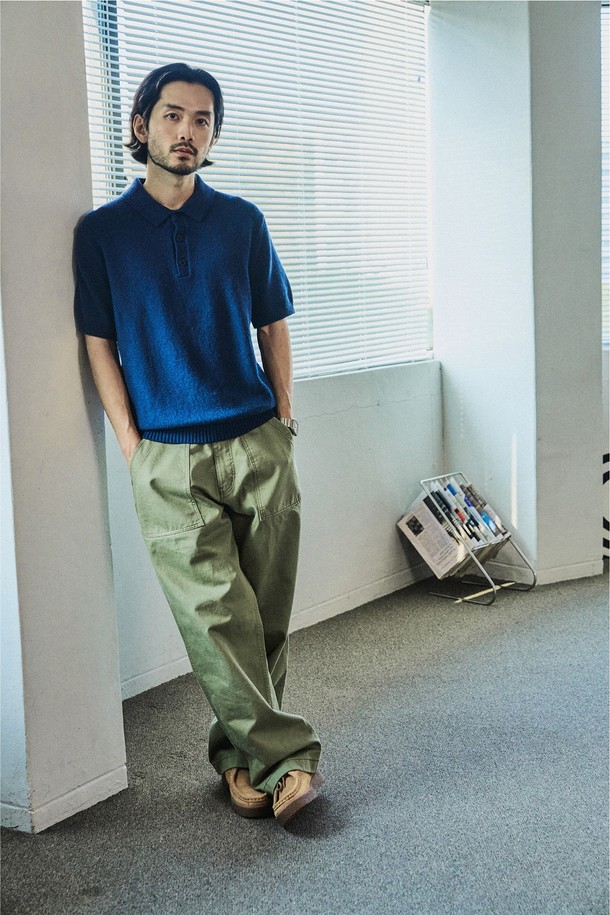 1950 클래식 로드사이드 퍼티그 팬츠 올리브는 1950년대 밀리터리웨어에서 영감을 받아 제작된 남성용 퍼티그 팬츠입니다. 부드러운 촉감의 면 소재로 제작되었으며, 봄, 가을에 입기 적합합니다. 올리브, 라이트 베이지, 베이지, 네이비 색상으로 출시되었으며, 레귤러핏과 릴랙스핏으로 편안하게 착용 가능합니다. 바이오워싱 처리, 혼 버튼, YKK 지퍼, 더블 스티치 구조, 4포켓 디자인으로 특징을 더했습니다. 출근룩, 가을 나들이룩, 클래식, 미니멀, 워크웨어 스타일을 즐기는 분들께 추천합니다.
