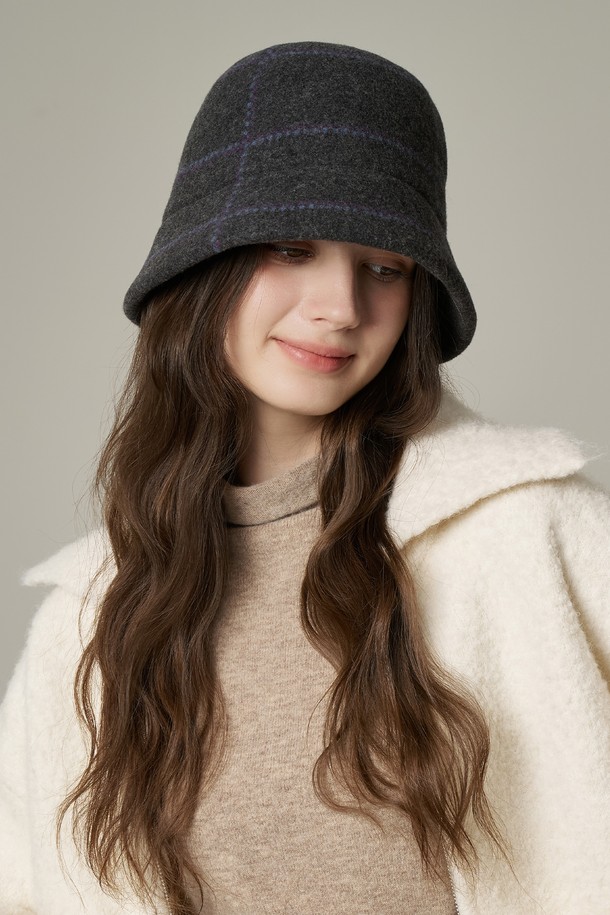 울 체크 버킷햇 살루잇은 가을, 겨울철 산책룩에 어울리는 모자입니다. 부드러운 울과 면 혼방 소재로 제작되어 따뜻하고 편안한 착용감을 제공하며, 체크 패턴이 클래식하고 캐주얼한 분위기를 연출합니다. 베이지, 올리브, 미드나잇 3가지 컬러로 출시되어 취향에 맞게 선택할 수 있으며, 챙 넓이 6cm, 모자 깊이 15.5cm로 안정적인 핏을 자랑합니다. 내부 벨크로 스트랩으로 사이즈 조절이 가능하며, 금속 로고 디테일로 고급스러움을 더했습니다.
