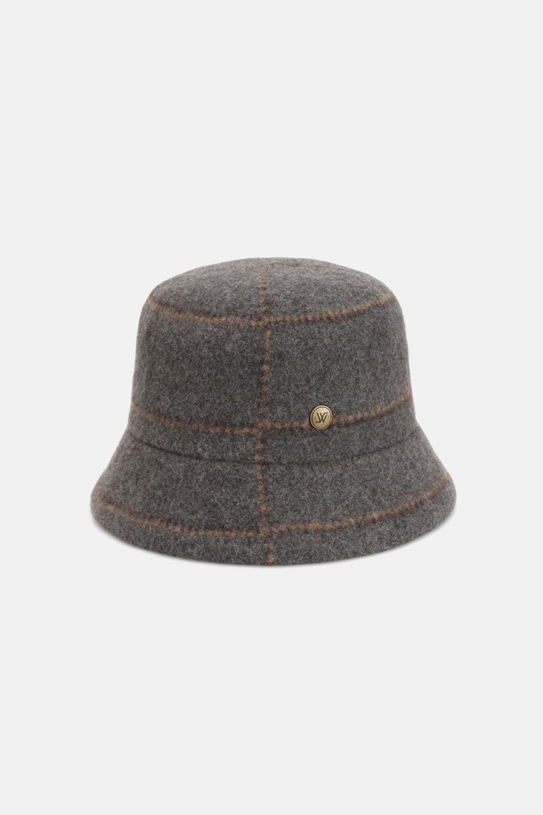 울 체크 버킷햇 살루잇은 가을, 겨울 시즌에 어울리는 방한 모자입니다. 부드러운 울과 면 혼방 소재로 제작되어 15.5cm 깊이와 6cm 챙 넓이로 편안한 착용감을 선사합니다. 베이지, 올리브, 미드나잇 3가지 색상으로 출시되었으며, 체크 패턴과 금속 로고 장식이 클래식, 캐주얼, 미니멀 스타일을 완성합니다. 내부 벨크로 스트랩으로 사이즈 조절이 가능하며, 산책룩과 출근룩에 모두 잘 어울립니다.
