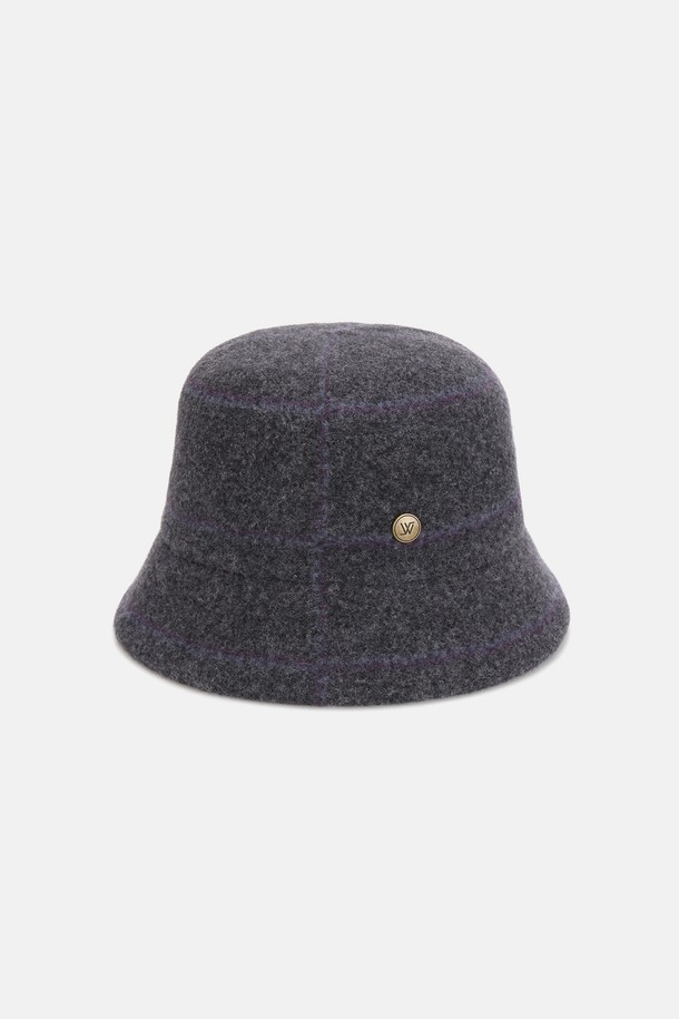 울 체크 버킷햇 살루잇은 가을, 겨울철 산책룩에 어울리는 모자입니다. 부드러운 울과 면 혼방 소재로 제작되어 따뜻하고 편안한 착용감을 제공하며, 체크 패턴이 클래식하고 캐주얼한 분위기를 연출합니다. 베이지, 올리브, 미드나잇 3가지 컬러로 출시되어 취향에 맞게 선택할 수 있으며, 챙 넓이 6cm, 모자 깊이 15.5cm로 안정적인 핏을 자랑합니다. 내부 벨크로 스트랩으로 사이즈 조절이 가능하며, 금속 로고 디테일로 고급스러움을 더했습니다.
