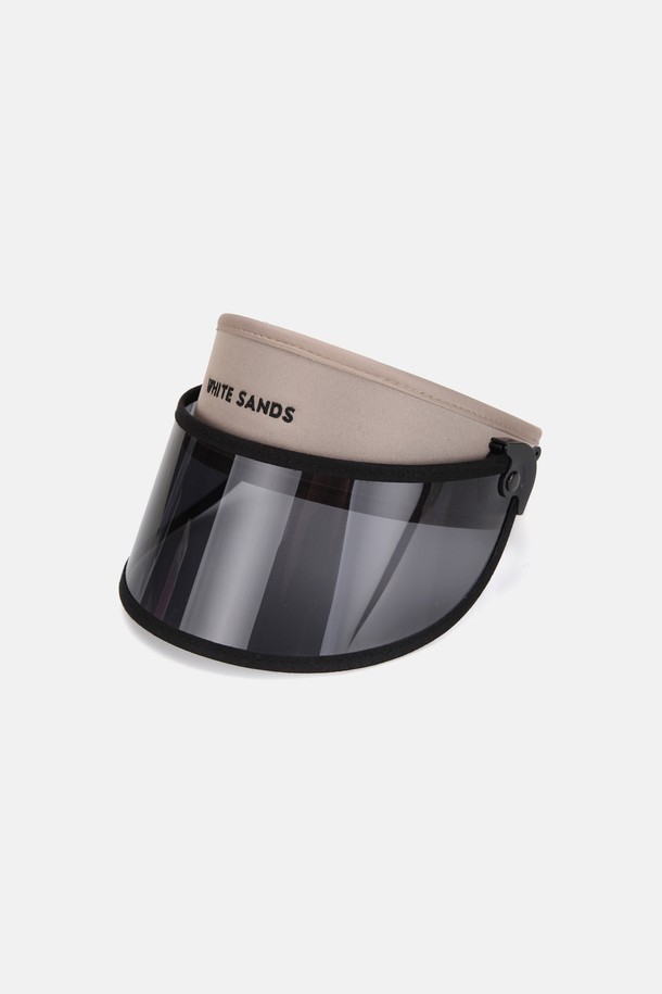 UV 프로텍션 바이저 소니아는 여성의 피부를 자외선으로부터 보호해주는 바이저입니다. 아이보리 베이지, 화이트, 블루, 블랙 4가지 색상으로 출시되었으며, 99.9% 자외선 차단 기능과 각도 조절 및 틸팅 기능으로 실용성을 높였습니다. 모자 깊이 6cm, 챙 넓이 8.5cm로 햇빛을 효과적으로 가려주며, 내부 둘레 55-60cm로 편안한 착용감을 제공합니다.
