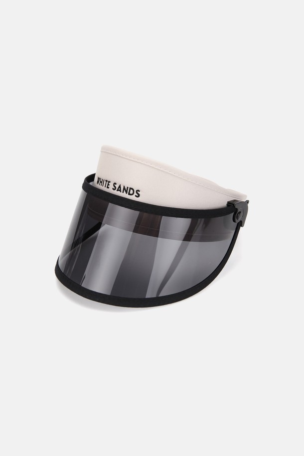 자외선으로부터 눈을 보호하고 스타일리시함까지 더해줄 UV 프로텍션 바이저 소니아입니다. 아이보리 베이지, 블루, 블랙 3가지 컬러로 출시되었으며, 8.5cm 챙과 자수 로고 디자인이 특징입니다. 폴리에스터와 폴리카보네이트 소재로 제작되어 99.9% 자외선 차단, 틸팅 및 각도 조절 기능, 통기성을 제공하며, 바이저 스크래치 방지 커버가 포함되어 있습니다.
