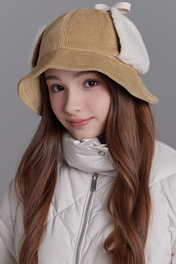 따뜻함과 스타일을 모두 갖춘 공용 코듀로이 이어머프 버킷햇 써니를 소개합니다. 부드러운 코듀로이 소재로 제작되어 가을, 겨울철 추위 속에서도 포근한 착용감을 선사하며, 깊은 모자 깊이와 챙 넓이로 안정적인 핏을 제공합니다. 8가지 다채로운 컬러로 출시되어, 캐주얼, 미니멀, 클래식 스타일의 다양한 룩에 매치하기 용이합니다. 특히, 이어머프 디자인이 더해져 산책룩이나 캠핑룩과 같은 활동적인 TPO에 활용하기 좋습니다. 세련된 무지 디자인으로 어떤 스타일에도 쉽게 어울리는 실용적인 버킷햇입니다.
