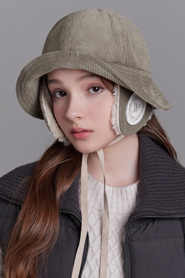 따뜻함과 스타일을 모두 갖춘 공용 코듀로이 이어머프 버킷햇 써니입니다. 부드러운 코듀로이 소재와 에코퍼 안감으로 뛰어난 보온성을 제공하며, 가을, 겨울 시즌에 착용하기 좋습니다. 총 8가지 다채로운 컬러(아이보리, 모카, 핑크, 베이지, 레드, 그린, 네이비, 블랙)로 출시되어, 데일리룩, 산책룩, 여행룩 등 어떤 스타일에도 매치하기 용이합니다. 챙 넓이 6cm, 모자 깊이 9cm로 제작되었으며, 이어머프 탈부착 및 사이즈 조절 스트랩 기능으로 편안한 착용감을 선사합니다. 캐주얼, 미니멀, 클래식 스타일을 즐겨 입는 분들께 추천합니다.
