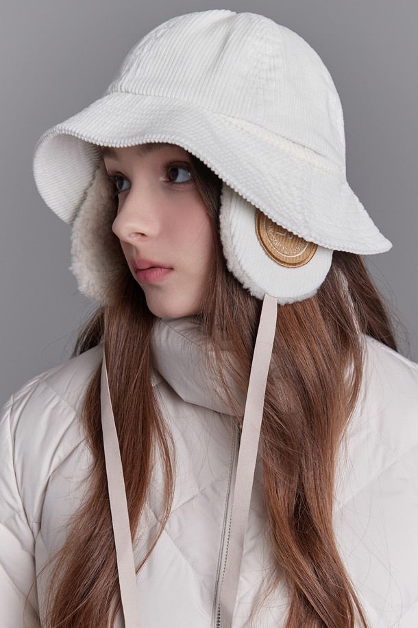 포근한 코듀로이 소재의 공용 이어머프 버킷햇 써니입니다. 깊은 모자 깊이와 중간 챙 넓이로 안정적인 착용감을 선사하며, 부드러운 촉감과 두꺼운 두께로 가을, 겨울철 보온성을 높여줍니다. 귀마개 기능이 있어 추운 날씨에도 따뜻하게 착용할 수 있으며, 캐주얼, 미니멀, 클래식 스타일의 다양한 룩에 잘 어울립니다. 산책룩이나 출근룩에 편안하게 매치하여 스타일리시함을 더해보세요. 화이트, 블랙, 베이지, 브라운, 네이비, 그레이, 아이보리, 카키까지 총 8가지 다채로운 컬러로 만나보세요.
