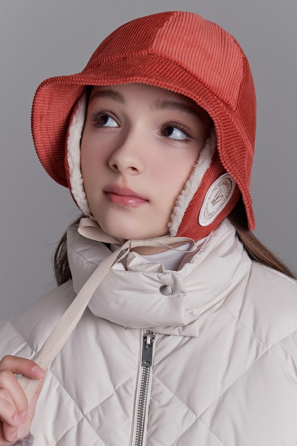 포근한 겨울을 위한 필수템, '공용 코듀로이 이어머프 버킷햇 써니'를 소개합니다. 부드러운 코듀로이 소재와 에코퍼 플리스 안감으로 제작되어 뛰어난 보온성을 자랑하며, 9cm의 모자 깊이와 6cm의 챙 넓이로 안정적인 착용감을 선사합니다. 챙 구멍을 통해 이어머프 위치를 조절할 수 있어 더욱 실용적이며, 다양한 스타일 연출을 돕는 8가지 다채로운 컬러 (아이보리, 모카, 핑크, 베이지, 레드, 그린, 네이비, 블랙)를 제공합니다.  자수, 스트랩 디테일과 프리미엄 라벨로 디자인의 완성도를 높였으며, 캐주얼, 미니멀, 클래식 등 어떤 스타일에도 매치하기 좋습니다.  겨울 데일리룩, 산책룩, 여행룩에 따뜻함과 스타일을 더해보세요.
