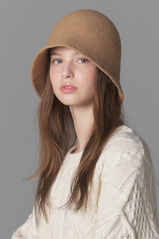 니트 보닛햇 허슬리아 (8 colors)는 아크릴과 울 혼방 소재로 제작되어 부드러운 촉감과 두꺼운 두께로 따뜻함을 선사하는 보닛햇입니다. 가을, 겨울 시즌에 착용하기 좋으며, 일상에서 클래식, 미니멀, 캐주얼 스타일을 연출할 수 있습니다. 모자 깊이 17cm, 챙 넓이 6cm로 제작되었으며, 골드 로고, 백컷 디테일, 라피아 브림이 디자인되어 있습니다. 스팀 관리가 가능하며, 수작업으로 제작되어 사이즈 조절이 가능합니다. 오트밀, 라이트그레이, 인디언핑크, 베이지, 브라운, 카키, 퍼플, 블랙 8가지 색상으로 출시되어 다양한 겨울 데일리룩, 산책룩, 카페룩에 활용하기 좋습니다.
