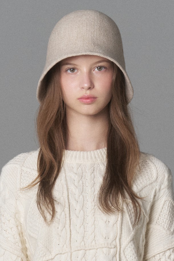허슬리아 니트 보닛햇은 가을, 겨울 시즌에 어울리는 여성용 모자입니다. 울 혼방 니트 소재로 제작되어 부드러운 촉감을 선사하며, 두꺼운 두께감으로 보온성을 높였습니다. 17cm 모자 깊이와 6cm 챙, 무지 디자인으로 클래식, 미니멀, 캐주얼 스타일 모두 소화 가능합니다. 오트밀, 라이트그레이, 인디언핑크, 베이지, 브라운, 카키, 퍼플, 블랙 8가지 다채로운 컬러 옵션과 뒷부분 컷팅 디테일, 골드 로고 장식이 특징입니다. 스팀다리미를 통해 모자 형태를 유지할 수 있으며, 겨울 데일리룩, 산책룩, 카페룩에 활용하기 좋습니다.

