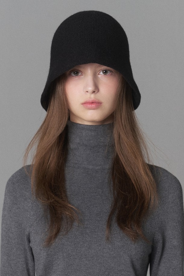 니트 보닛햇 허슬리아 (8 colors)는 여성 및 남성 모두 착용 가능한 보닛햇입니다. 아크릴과 울 혼방 소재로 제작되어 가을, 겨울 시즌에 따뜻하게 착용할 수 있으며, 부드러운 촉감을 자랑합니다. 모자 깊이 17cm, 챙 넓이 6cm로 편안한 착용감을 제공하며, 무지 디자인에 골드 로고 장식과 백컷팅 디테일로 포인트를 더했습니다. 오트밀, 라이트그레이, 인디언핑크, 베이지, 브라운, 카키, 퍼플, 블랙 8가지 다채로운 컬러로 출시되어 겨울 데일리룩, 산책룩, 데이트룩 등 다양한 스타일에 미니멀, 클래식, 캐주얼하게 연출할 수 있습니다.
