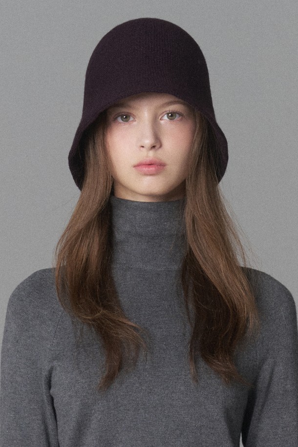 니트 보닛햇 허슬리아 (8 colors)는 부드러운 촉감의 울과 아크릴 혼방 소재로 제작되어 가을, 겨울철 보온성을 책임지는 보닛햇입니다. 8가지 다채로운 컬러(오트밀, 라이트그레이, 인디언핑크, 베이지, 브라운, 카키, 퍼플, 블랙)로 출시되어 데일리룩, 산책룩, 카페룩 등 다양한 TPO에 매치하기 좋습니다. 모자 깊이 17cm, 챙 넓이 6cm로 안정적인 착용감을 선사하며, 뒷부분 컷팅 디테일과 골드 로고 장식이 은은한 포인트를 더합니다. 수작업 제품으로 니팅 패턴과 색상 균일도에 약간의 차이가 있을 수 있으며, 미니멀, 클래식, 캐주얼 스타일을 즐겨 입는 분들께 추천합니다.

