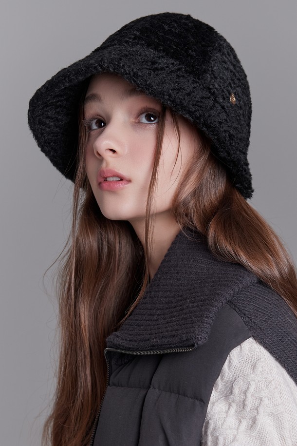 플러피 보닛햇 뉴 샤샤 (6 colors)는 가을, 겨울철 여성 데일리룩, 산책룩, 데이트룩에 잘 어울리는 보닛햇입니다. 부드러운 퍼와 코튼 소재로 제작되어 포근한 착용감을 선사하며, 7.3cm 모자 깊이와 8.5cm 챙 넓이로 디자인되었습니다. 아이보리, 핑크, 민트, 모카, 다크 그레이, 블랙 6가지 컬러로 출시되어 취향에 맞게 선택 가능하며, 핸드메이드 제품으로 섬세함을 더했습니다. 내부 둘레는 55-60cm이며, 스트랩, 로고, 라벨 디자인 장식과 사이즈 조절 기능으로 편안하게 착용할 수 있습니다.
