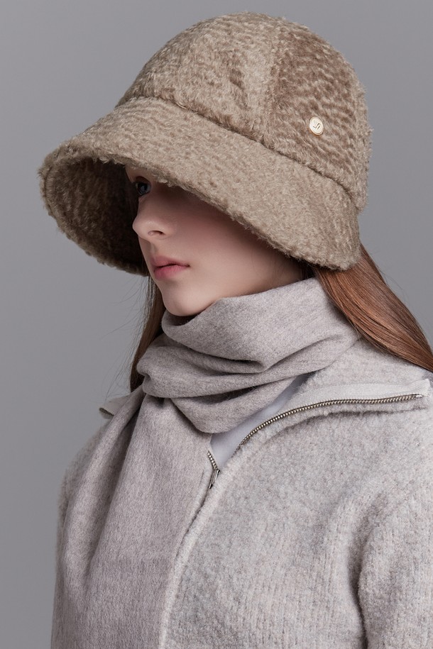 플러피 보닛햇 뉴 샤샤 (6 colors)는 부드러운 퍼와 코튼 소재로 제작되어 가을, 겨울철 따뜻하게 착용할 수 있는 보닛햇입니다. 아이보리, 핑크, 민트, 모카, 다크 그레이, 블랙 6가지 다채로운 색상으로 출시되어 데일리룩, 산책룩, 데이트룩 등 다양한 TPO에 활용하기 좋습니다. 챙 넓이 8.5cm, 모자 깊이 7.3cm로 디자인되었으며, 스트랩, 로고, 라벨 장식이 돋보입니다. 100% 코튼 소재의 스웨트밴드와 55-60cm의 내부 둘레로 편안한 착용감을 선사하며, 핸드메이드 제품으로 스팀 관리가 가능합니다. 클래식, 미니멀, 캐주얼 스타일을 즐겨 입는 여성분들께 추천합니다.
