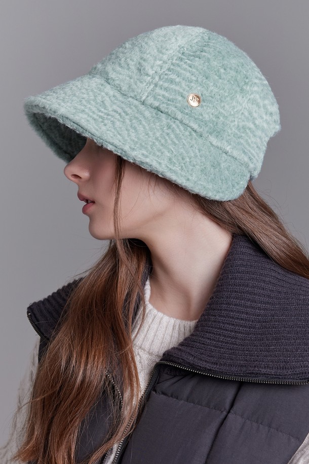 플러피 보닛햇 뉴 샤샤 (6 colors)는 부드러운 퍼와 코튼 소재로 제작되어 가을, 겨울철 따뜻하게 착용할 수 있는 여성용 보닛햇입니다. 클래식, 미니멀, 캐주얼 스타일의 데일리룩, 산책룩, 데이트룩에 잘 어울립니다. 아이보리, 핑크, 민트, 모카, 다크 그레이, 블랙 6가지 다채로운 컬러로 출시되었습니다. 깊이 7.3cm, 챙 넓이 8.5cm로 제작되었으며, 부드러운 촉감과 무지 디자인이 특징입니다. 내부 스웨트밴드와 사이즈 조절 기능, 고급 직조 라벨, 핸드메이드 마감으로 섬세함을 더했으며, 내부 둘레는 55-60cm입니다.