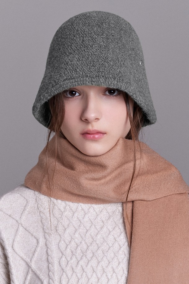 뽀송 울 니트 버킷햇 달스턴은 (6 colors) 부드러운 촉감의 울, 나일론, 폴리에스터 혼방 소재로 제작된 버킷햇입니다. 23cm의 모자 깊이로 안정적인 착용감을 선사하며, 보온 기능으로 가을, 겨울철 따뜻하게 착용할 수 있습니다. 아이보리, 베이지, 그레이, 카키, 네이비, 블랙 등 6가지 컬러로 출시되어 다양한 스타일을 연출할 수 있습니다. 일상, 산책, 동네 마실 룩에 활용하기 좋으며, 클래식, 미니멀, 캐주얼 스타일을 즐겨 입는 분들께 추천합니다. 핸드메이드 제품으로 스팀 관리가 가능하며, 내부 둘레는 58cm입니다.
