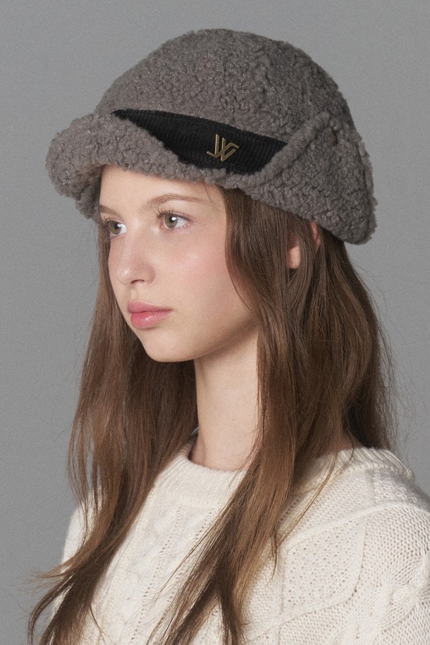 따뜻함과 스타일을 동시에 잡는 공용 코듀로이 후리스 이어머프 캡 코나입니다. 부드러운 촉감의 코듀로이 소재와 플리스, 에코퍼 안감으로 보온성을 높였으며, 겨울철 데일리룩, 산책룩, 여행룩에 모두 잘 어울립니다. 챙 넓이 4cm, 모자 깊이 14cm로 편안한 착용감을 선사하며, 메탈 장식과 버튼 디테일이 돋보입니다. 아이보리, 베이지, 애쉬, 블랙, 올블랙 5가지 다채로운 컬러로 만나보세요. 내측 둘레 56-58cm, 이어커버 8cm, 프리미엄 50데니아 라벨로 완성도를 높였습니다.
