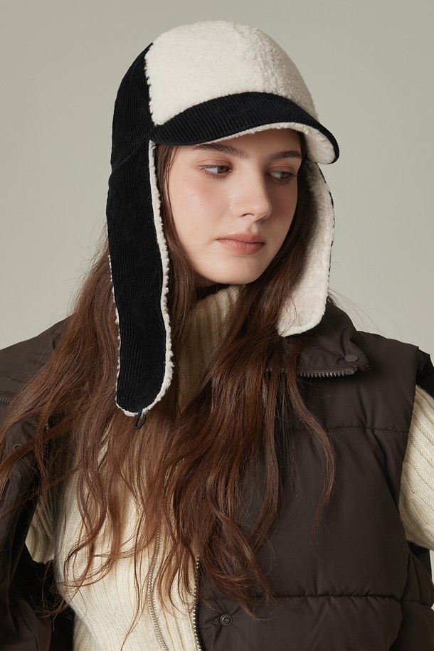 코듀로이 후리스 배색 이어머프 캡 뉴할렌 (6 colors)은 포근함과 스타일을 동시에 잡은 이어머프 캡입니다. 부드러운 촉감의 코듀로이와 플리스 소재가 만나 한겨울 추위에도 끄떡없는 보온성을 제공하며, 안감은 퍼 소재로 제작되어 더욱 포근한 착용감을 선사합니다. 챙 넓이 6.5cm, 모자 깊이 13.5cm로 얼굴을 더욱 작아 보이게 하며, 내부 스트랩 조절 기능으로 편안한 착용감을 선사합니다. 아이보리, 핑크, 모카, 네이비, 컨트리 그린, 블랙 6가지 다채로운 색상으로 출시되어, 겨울 데일리룩, 산책룩, 여행룩 등 다양한 스타일에 캐주얼, 클래식, 미니멀하게 매치할 수 있습니다. 3개의 단추 디테일이 돋보이는 디자인으로, 로고 자수가 은은하게 포인트가 되어줍니다.
