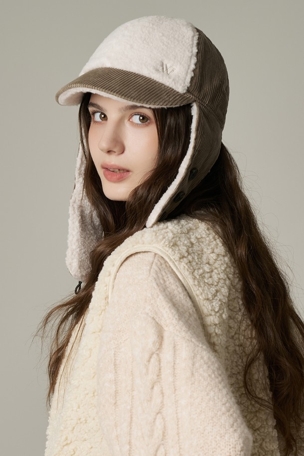 코듀로이 후리스 배색 이어머프 캡 뉴할렌은 부드러운 코듀로이와 플리스 소재로 제작되어 가을, 겨울철 따뜻하게 착용할 수 있는 이어머프 캡입니다. 13.5cm의 모자 깊이와 6.5cm 챙 넓이로 안정적인 착용감을 제공하며, 내부 스트랩으로 사이즈 조절이 가능합니다. 무지 디자인에 자수 로고와 3개의 버튼, 두꺼운 퍼 소재의 이어머프로 포인트를 더했습니다. 아이보리, 핑크, 모카, 네이비, 컨트리그린, 블랙 6가지 다채로운 컬러로 출시되어, 캐주얼, 미니멀, 클래식한 스타일의 겨울 데일리룩, 산책룩, 여행룩에 모두 잘 어울립니다.
