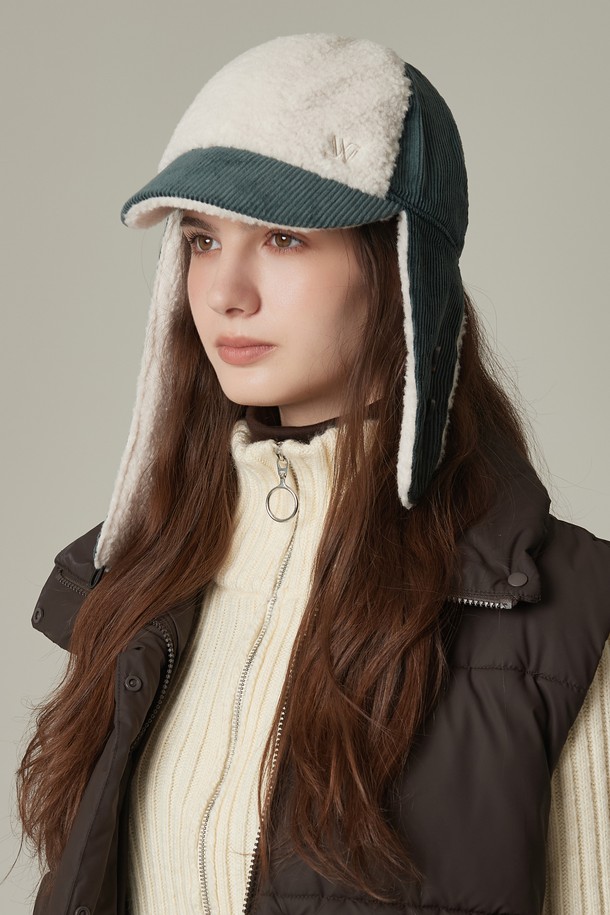 코듀로이 후리스 배색 이어머프 캡 뉴할렌은 부드러운 코듀로이 소재와 따뜻한 플리스 안감으로 가을, 겨울철 방한에 탁월한 이어머프 캡입니다. Ivory, Pink, Mocha, Navy, Country Green, Black 6가지 다채로운 컬러로 출시되어 다양한 겨울 데일리룩, 산책, 여행룩에 매치하기 좋습니다. 챙 넓이 6.5cm, 모자 깊이 13.5cm로 안정적인 착용감을 제공하며, 내부 스트랩으로 사이즈 조절이 가능합니다. 50데니아 프리미엄 라벨과 3개의 버튼 디테일, 자수 로고가 디자인의 완성도를 높이며, 캐주얼, 미니멀, 클래식 스타일을 연출하기에 좋습니다.
