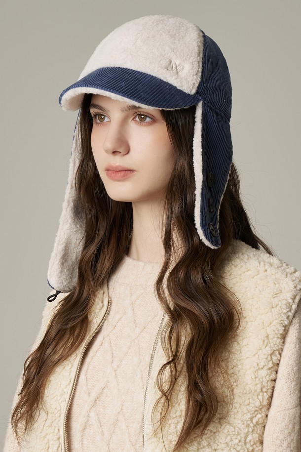 **코듀로이 후리스 배색 이어머프 캡 뉴할렌 (6 colors)**

부드러운 코듀로이와 플리스 소재로 제작되어 보온성과 방한 기능을 갖춘 이어머프 캡입니다. 깊은 모자 깊이와 부드러운 촉감으로 편안한 착용감을 선사하며, 겨울철 일상, 겨울 스포츠 활동에 적합합니다. 귀를 덮는 디자인의 이어머프는 추운 날씨에도 따뜻함을 유지해 줍니다. 네이비, 베이지 등 6가지 색상으로 출시되어, 캐주얼, 클래식, 미니멀 스타일의 겨울 데일리룩, 산책룩, 여행룩에 다양하게 활용할 수 있습니다.
