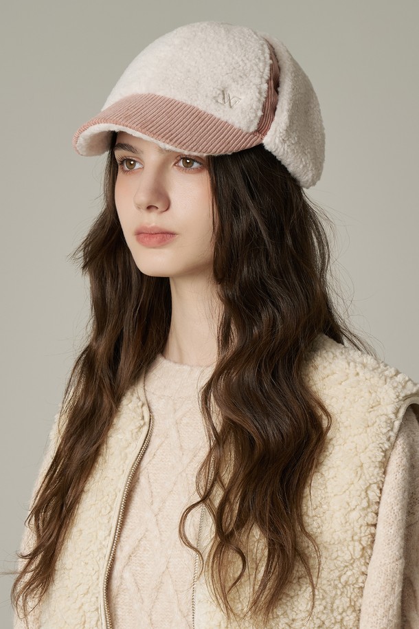 코듀로이 후리스 배색 이어머프 캡 뉴할렌은 따뜻함과 스타일을 동시에 잡을 수 있는 이어머프 캡입니다. 부드러운 코듀로이와 플리스 소재, 그리고 13.5cm의 깊이로 제작되어 포근한 착용감을 선사하며, 가을, 겨울철 데일리룩, 산책룩, 여행룩에 모두 잘 어울립니다. 아이보리, 핑크, 모카, 네이비, 컨트리그린, 블랙 6가지 다채로운 색상으로 만나보세요. 챙 넓이 6.5cm, 무지 패턴에 자수, 버튼, 스트랩 디테일이 더해져 캐주얼, 클래식, 미니멀 스타일을 연출하기 좋습니다. 안감은 플리스 소재이며, 3단 버튼과 내부 스트랩으로 사이즈 조절이 가능하여 더욱 편안하게 착용할 수 있습니다.

