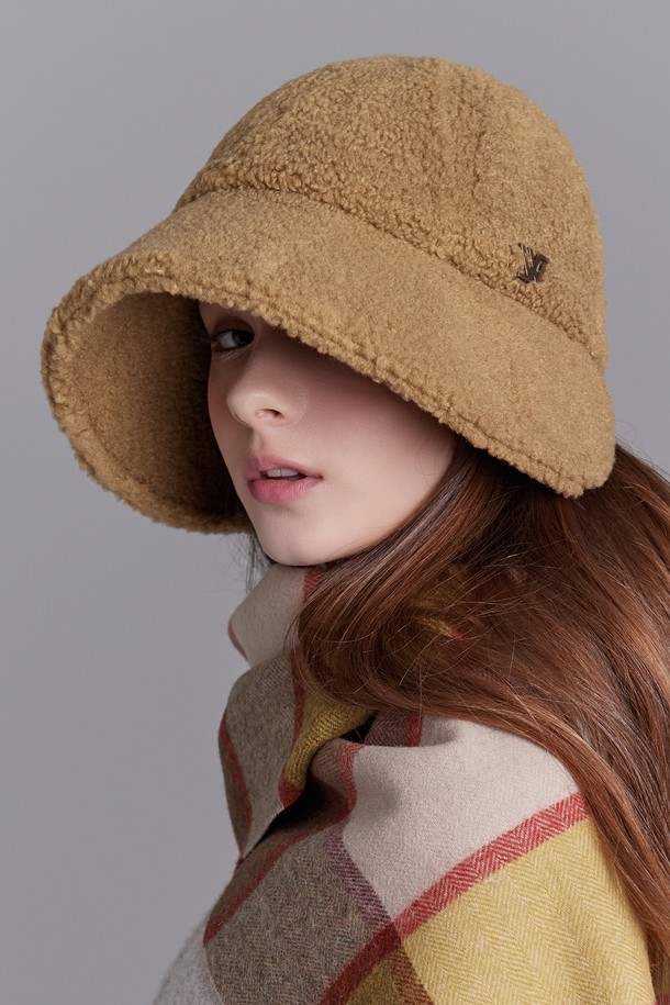 따뜻함과 스타일을 모두 갖춘 "숏 에코 퍼 보닛햇 모나카"를 소개합니다. 부드러운 에코 퍼 소재로 제작되어 포근한 착용감을 선사하며, 가을과 겨울철 데일리룩, 산책룩, 카페룩에 잘 어울리는 아이템입니다. 챙 넓이 9cm, 모자 깊이 7.8cm로 디자인되었으며, 내부 둘레는 55-60cm이며 벨크로로 사이즈 조절이 가능합니다. 아이보리, 모카, 올리브, 블랙 4가지 색상으로 출시되어, 클래식, 미니멀, 캐주얼 등 어떤 스타일에도 매치하기 좋습니다. 수작업으로 제작되었으며 스팀 다림질이 가능합니다.
