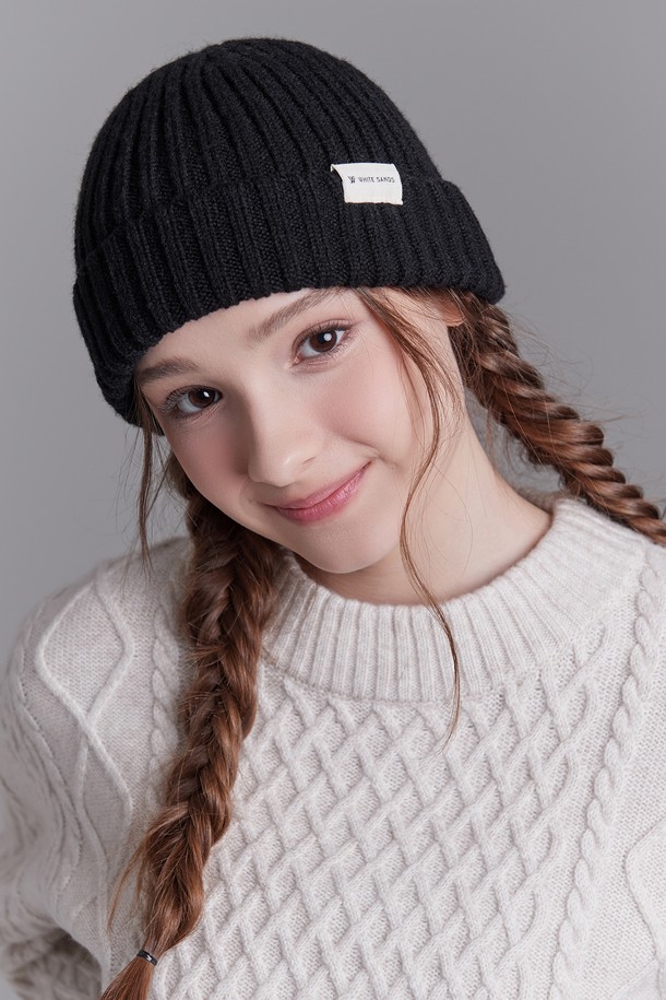 데일리 숏 비니 에어리 (5 colors)는 부드러운 촉감의 아크릴과 울 혼방 소재로 제작되어 가을, 겨울철에 따뜻하게 착용할 수 있는 비니입니다. 신축성 있는 니트 소재와 다양한 두상에 맞는 핏으로 편안한 착용감을 제공하며, 골지 패턴으로 디자인되어 미니멀, 캐주얼, 클래식 스타일 모두 소화 가능합니다. 아이보리, 베이지, 그레이, 카키, 블랙 5가지 컬러로 출시되어 데일리룩, 산책룩, 동네 마실룩 등 다양한 TPO에 활용하기 좋습니다. 50데니아 고품질 로고 라벨이 부착되어 있으며, 내구성과 착용감을 고려한 봉제 마감으로 제작되었습니다. 숏 기장으로 답답함 없이 스타일리시하게 연출할 수 있습니다.
