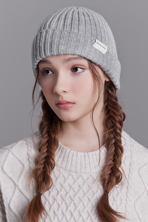 데일리 숏 비니 에어리 (5 colors)는 여성용 모자로, 가을, 겨울에 착용하기 좋은 비니입니다. 부드러운 촉감의 니트와 울 소재로 제작되었으며, 두꺼운 두께감과 골지 패턴이 특징입니다. 일상, 산책, 카페 등 다양한 TPO에 미니멀, 클래식, 캐주얼 스타일로 연출하기 좋습니다. 숏 비니 스타일로 제작되어 귀엽고 세련된 느낌을 주며, 라벨 디자인 장식이 포인트로 더해졌습니다. 그레이 컬러 외에도 다양한 5가지 색상으로 만나보세요.
