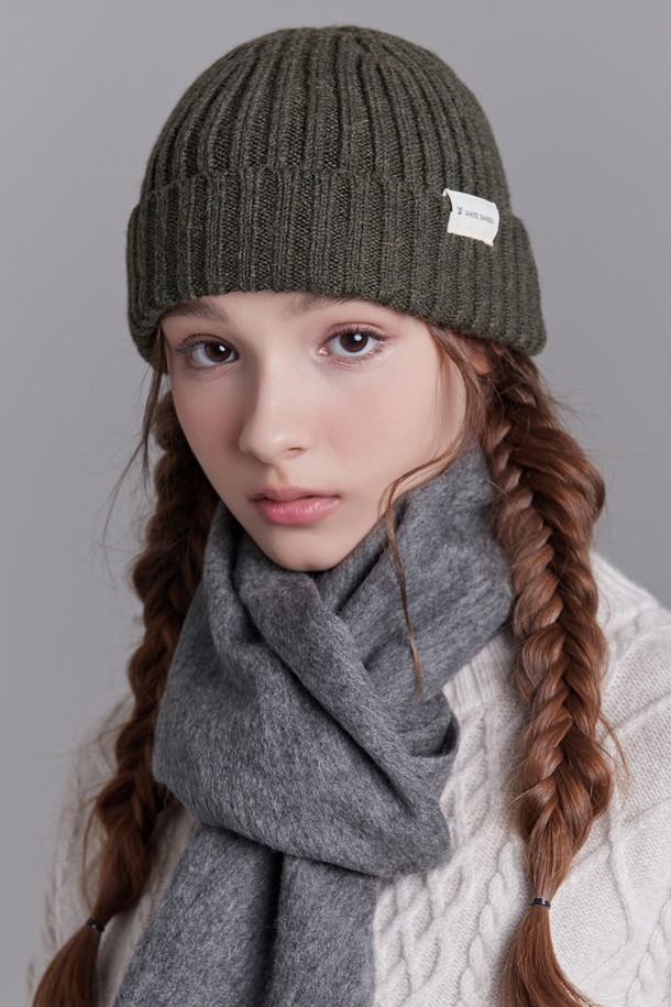 **데일리 숏 비니 에어리 (5 colors)**

보온성을 높인 데일리 숏 비니 에어리입니다. 부드러운 촉감의 아크릴과 울 혼방 소재로 제작되어 가을, 겨울철 따뜻하게 착용하기 좋습니다. 골지 패턴과 숏 길이 디자인으로 미니멀, 캐주얼, 클래식 등 다양한 스타일에 매치하기 용이합니다. 아이보리, 베이지, 그레이, 카키, 블랙 5가지 색상으로 출시되어 폭넓은 선택이 가능하며, 신축성 있는 착용감과 로고 라벨로 포인트를 더했습니다. 산책룩, 동네 마실룩 등 편안한 일상 스타일에 활용해보세요.
