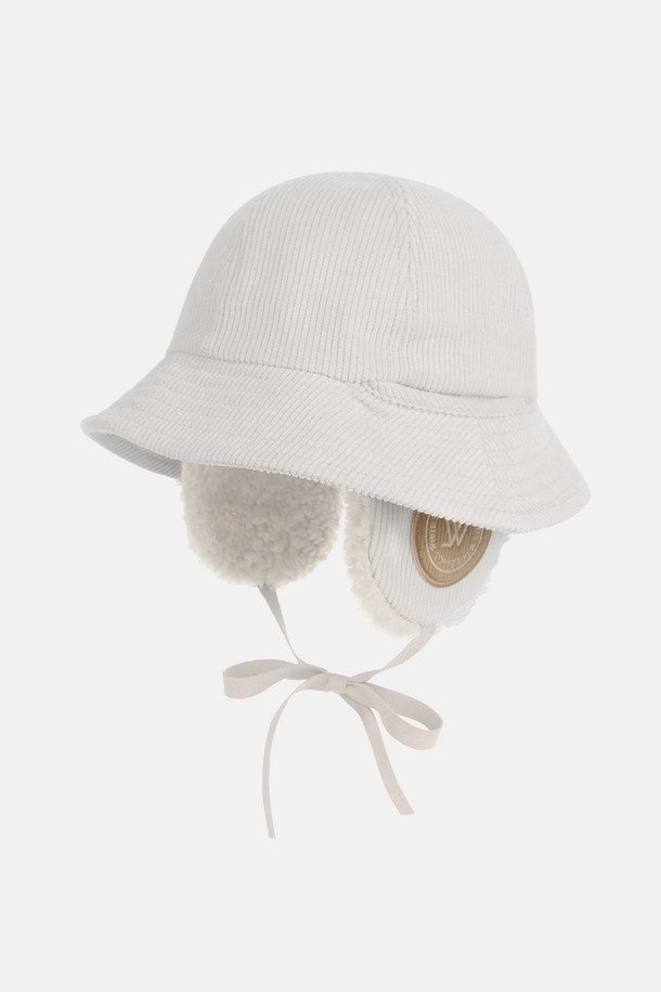 포근한 코듀로이 소재의 공용 이어머프 버킷햇 써니입니다. 깊은 모자 깊이와 중간 챙 넓이로 안정적인 착용감을 선사하며, 부드러운 촉감과 두꺼운 두께로 가을, 겨울철 보온성을 높여줍니다. 귀마개 기능이 있어 추운 날씨에도 따뜻하게 착용할 수 있으며, 캐주얼, 미니멀, 클래식 스타일의 다양한 룩에 잘 어울립니다. 산책룩이나 출근룩에 편안하게 매치하여 스타일리시함을 더해보세요. 화이트, 블랙, 베이지, 브라운, 네이비, 그레이, 아이보리, 카키까지 총 8가지 다채로운 컬러로 만나보세요.
