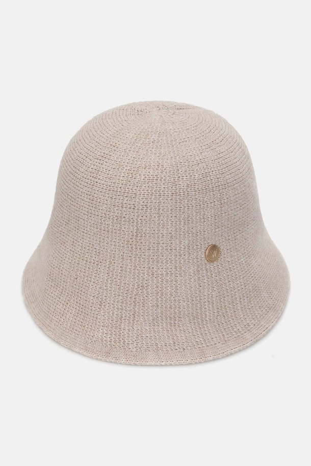 허슬리아 니트 보닛햇은 가을, 겨울 시즌에 어울리는 여성용 모자입니다. 울 혼방 니트 소재로 제작되어 부드러운 촉감을 선사하며, 두꺼운 두께감으로 보온성을 높였습니다. 17cm 모자 깊이와 6cm 챙, 무지 디자인으로 클래식, 미니멀, 캐주얼 스타일 모두 소화 가능합니다. 오트밀, 라이트그레이, 인디언핑크, 베이지, 브라운, 카키, 퍼플, 블랙 8가지 다채로운 컬러 옵션과 뒷부분 컷팅 디테일, 골드 로고 장식이 특징입니다. 스팀다리미를 통해 모자 형태를 유지할 수 있으며, 겨울 데일리룩, 산책룩, 카페룩에 활용하기 좋습니다.
