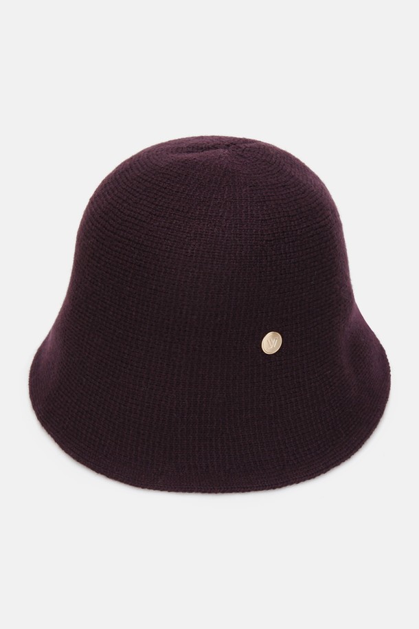 니트 보닛햇 허슬리아 (8 colors)는 부드러운 촉감의 울과 아크릴 혼방 소재로 제작되어 가을, 겨울철 보온성을 책임지는 보닛햇입니다. 8가지 다채로운 컬러(오트밀, 라이트그레이, 인디언핑크, 베이지, 브라운, 카키, 퍼플, 블랙)로 출시되어 데일리룩, 산책룩, 카페룩 등 다양한 TPO에 매치하기 좋습니다. 모자 깊이 17cm, 챙 넓이 6cm로 안정적인 착용감을 선사하며, 뒷부분 컷팅 디테일과 골드 로고 장식이 은은한 포인트를 더합니다. 수작업 제품으로 니팅 패턴과 색상 균일도에 약간의 차이가 있을 수 있으며, 미니멀, 클래식, 캐주얼 스타일을 즐겨 입는 분들께 추천합니다.
