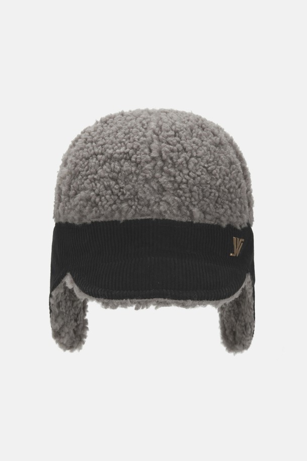 따뜻함과 스타일을 동시에 잡는 공용 코듀로이 후리스 이어머프 캡 코나입니다. 부드러운 촉감의 코듀로이 소재와 플리스, 에코퍼 안감으로 보온성을 높였으며, 겨울철 데일리룩, 산책룩, 여행룩에 모두 잘 어울립니다. 챙 넓이 4cm, 모자 깊이 14cm로 편안한 착용감을 선사하며, 메탈 장식과 버튼 디테일이 돋보입니다. 아이보리, 베이지, 애쉬, 블랙, 올블랙 5가지 다채로운 컬러로 만나보세요. 내측 둘레 56-58cm, 이어커버 8cm, 프리미엄 50데니아 라벨로 완성도를 높였습니다.
