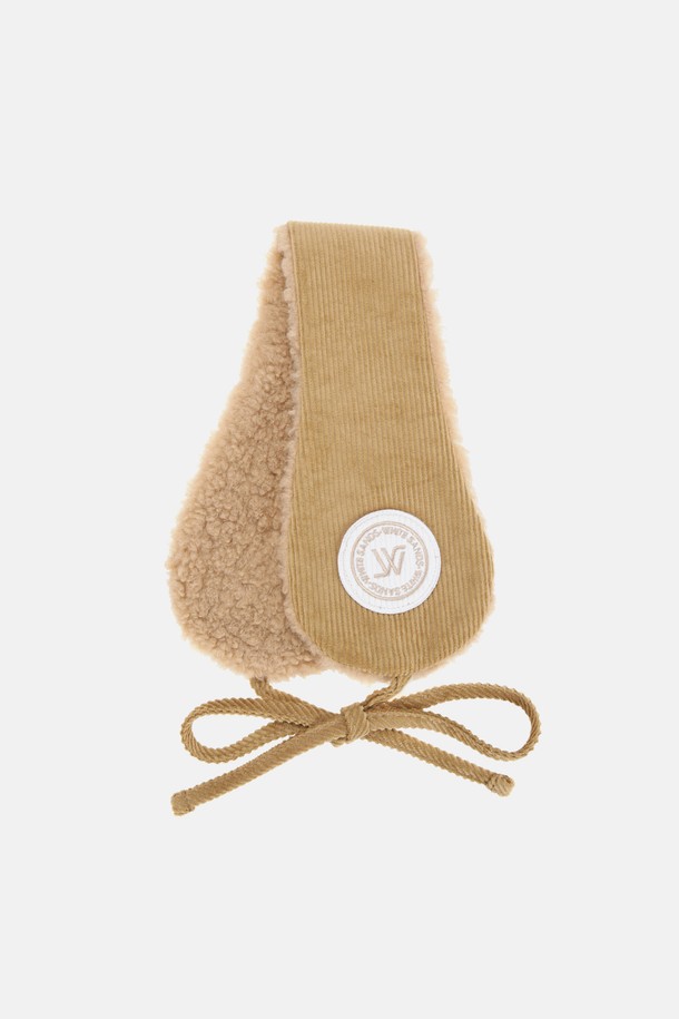 코듀로이 에코 퍼 이어머프 설리번 (10 colors)은 부드러운 촉감의 면, 폴리에스터, 에코 퍼 소재를 사용하여 가볍고 보온성이 뛰어난 이어머프입니다. 가을, 겨울 시즌에 두꺼운 두께감으로 따뜻하게 착용할 수 있으며, 무지 디자인에 코듀로이 자수 패치와 스트랩으로 포인트를 더했습니다. 아이보리 베이지, 애쉬 퍼플, 세이지 그린 네이비, 다크 그린 모카, 차콜 등 10가지 다채로운 컬러로 출시되어, 캐주얼, 미니멀, 클래식 스타일의 겨울 데일리룩, 산책룩, 집콕룩에 매치하기 좋습니다. 스트랩을 활용하여 다양한 스타일을 연출할 수 있는 실용적인 방한 아이템입니다.
