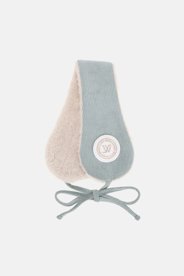 부드러운 코듀로이 소재와 포근한 퍼 안감으로 따뜻함을 더한 '코듀로이 에코 퍼 이어머프 설리번'입니다. 캐주얼, 미니멀, 클래식 스타일을 아우르는 디자인으로, 가을과 겨울철 방한 용도로 활용하기 좋습니다. 귀를 덮는 디자인으로 보온성을 높였으며, 민트 컬러를 포함한 10가지 다양한 색상으로 출시되어 취향에 맞게 선택 가능합니다. 촘촘한 코듀로이 원단은 부드러운 촉감을 선사하며, 무지 디자인으로 어떤 스타일에도 잘 어울립니다. 겨울철 일상생활에서 스타일리시하게 귀를 보호하세요.
