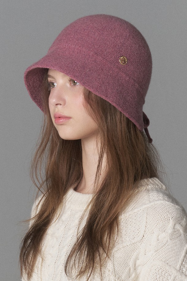 램스울 리본 보닛햇 그라스 (5 colors)는 부드러운 촉감의 램스울 혼방 소재로 제작된 여성용 보닛햇입니다. 아이보리, 브라운, 딥핑크, 차콜, 블랙 5가지 색상으로 출시되어 다양한 겨울 스타일링에 활용하기 좋습니다. 챙 넓이 7cm, 모자 깊이 17cm로, 신축성 있는 니트 소재와 스트랩으로 사이즈 조절이 가능하여 편안한 착용감을 선사합니다. 무지 디자인에 리본과 메탈 로고 장식으로 클래식, 미니멀, 걸리시 스타일을 연출할 수 있으며, 겨울 데일리룩, 데이트룩, 카페룩에 잘 어울립니다. 핸드메이드로 제작되어 높은 퀄리티를 자랑합니다.
