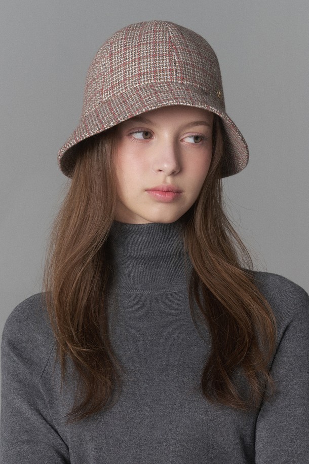 **체크 모직 보닛햇 라넬리 (4 colors)**

따뜻하고 포근한 느낌을 선사하는 여성용 보닛햇입니다. 울, 아크릴, 폴리에스터 혼방 소재로 제작되어 가을, 겨울철에 착용하기 좋습니다. 심플하고 고급스러운 디자인에 체크 패턴이 더해져 클래식, 미니멀, 캐주얼 스타일 모두 소화 가능합니다. 베이지 오렌지, 그레이 레드, 그레이 핑크, 브라운 레드 체크 4가지 색상으로 출시되었으며, 묶은 머리 스타일 연출에도 용이합니다. 모자 깊이 7.6cm, 챙 넓이 6cm로 편안한 착용감을 제공하며, 사이즈 조절 기능과 로고 금속 장식, 벨크로 디테일이 돋보입니다. 가을 나들이룩, 겨울 데일리룩, 산책룩에 매치하여 스타일리시함을 더해보세요.
