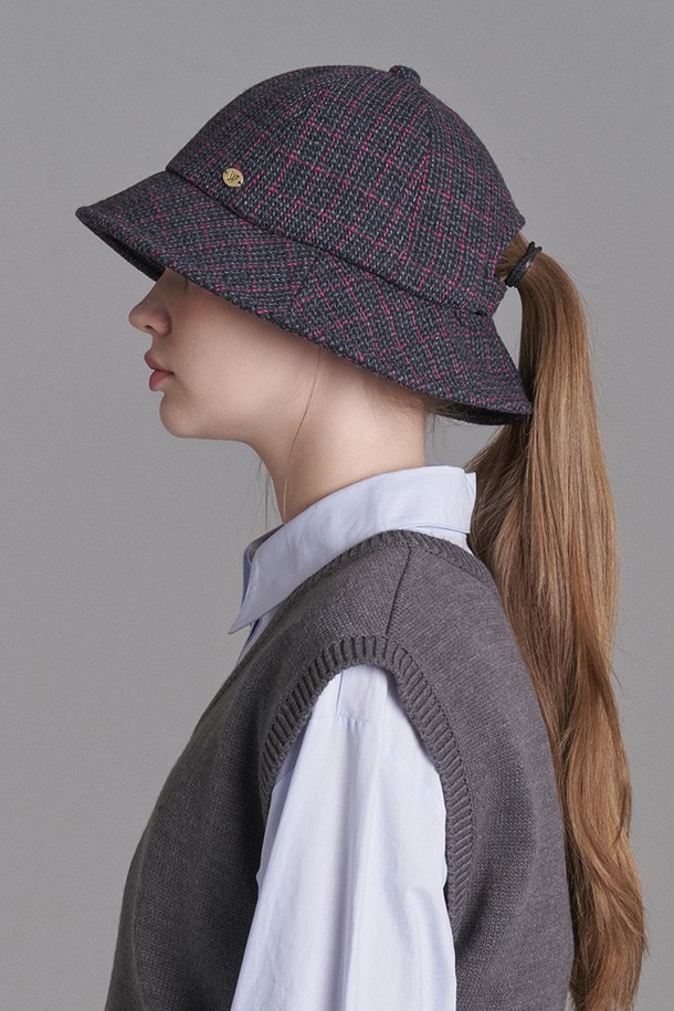 체크 모직 보닛햇 라넬리 (4 colors)는 가을, 겨울 계절에 어울리는 여성용 보닛햇입니다. 울, 아크릴, 폴리에스테르 혼방 소재로 제작되어 부드러운 촉감을 자랑하며, 16cm 깊이와 6cm 챙 넓이로 편안한 착용감을 선사합니다. 베이지 오렌지, 그레이 레드, 그레이 핑크, 브라운 레드 체크 패턴의 4가지 색상으로 출시되어 다양한 스타일을 연출할 수 있습니다. 뒷부분 벨크로 사이즈 조절과 포니테일 홀 디자인으로 실용성을 더했으며, 100% 수작업으로 제작되어 스팀다리미로 형태 복원 또한 가능합니다. 클래식, 캐주얼, 미니멀 스타일의 가을 나들이룩, 겨울 데일리룩, 산책룩에 매치하여 멋을 더해보세요.

