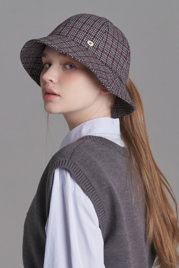 **체크 모직 보닛햇 라넬리 (4 colors)**

따뜻함과 포근함을 선사하는 체크 모직 보닛햇 라넬리입니다. 울, 아크릴, 폴리에스터 혼방 소재로 제작되어 가을과 겨울에 착용하기 좋으며, 16cm 깊이로 안정적인 착용감을 제공합니다. 6cm 챙 넓이와 두꺼운 두께감으로 따뜻함을 더하며, 베이지 오렌지, 그레이 레드, 그레이 핑크, 브라운 레드 체크 패턴의 4가지 컬러로 만나보세요. 후면 벨크로를 통해 사이즈 조절이 가능하며, 묶은 머리 스타일 연출도 용이합니다. 로고 금속 장식이 클래식, 미니멀, 캐주얼 스타일의 데이트룩, 겨울 데일리룩, 카페룩에 포인트를 더해줍니다. 핸드메이드로 제작되어 더욱 특별한 가치를 선사합니다.
