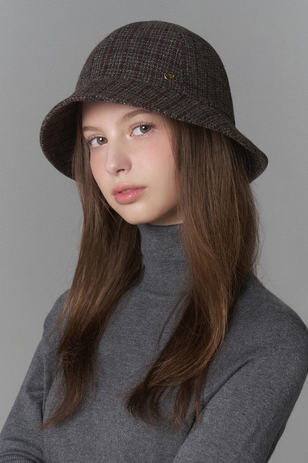 체크 모직 보닛햇 라넬리 (4 colors)는 가을, 겨울 시즌 여성의 우아함을 더해줄 보닛햇입니다. 울, 아크릴, 폴리에스테르 혼방 소재로 제작되어 부드러운 촉감과 따뜻함을 선사하며, 16cm의 모자 깊이와 6cm의 챙 넓이로 안정적인 착용감을 제공합니다. 베이지 오렌지, 그레이 레드, 그레이 핑크, 브라운 레드의 4가지 체크 패턴으로 출시되어, 겨울 데일리룩, 산책룩, 카페룩 등 다양한 TPO에 활용할 수 있습니다. 뒷부분 포니테일 홀 디자인과 벨크로 사이즈 조절 기능으로 실용성을 높였으며, 심플하고 고급스러운 메탈 로고 장식이 특징입니다. 클래식, 미니멀, 캐주얼 스타일을 즐겨 입는 여성분들에게 추천합니다.
