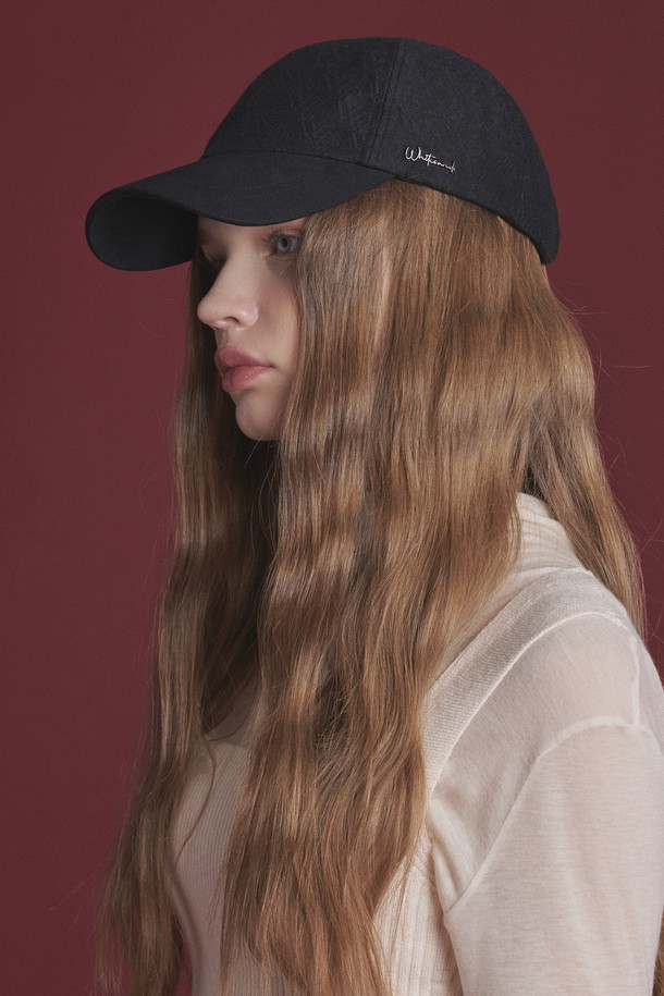 힐랜드 심볼로고 자카드 볼캡은 부드러운 면, 폴리에스테르, 폴리우레탄 혼방 소재로 제작되었으며, 톤온톤 광택감 있는 모노그램 자카드 패턴이 특징입니다. 블랙 색상의 이 볼캡은 사계절 착용 가능하며, 사이드 스크립트 로고 자수와 후면 버클로 사이즈 조절이 용이합니다. 7.6cm의 모자 깊이와 7cm의 챙 넓이를 가진 이 공용 볼캡은 일상에서 세련된 포인트를 더해줍니다.
