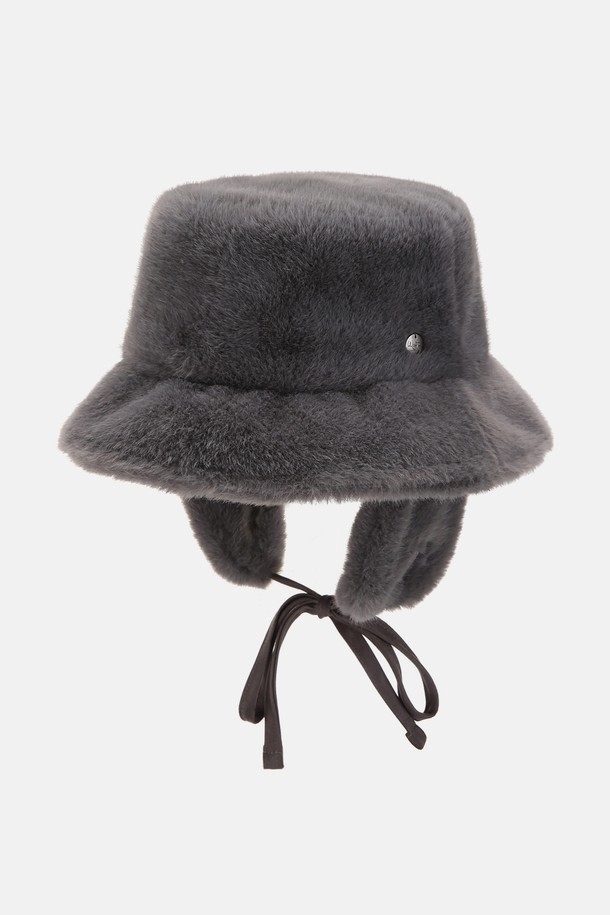 "퍼 탈부착 이어머프 버킷햇 오슬리"는 겨울철 데일리룩에 완벽하게 어울리는 여성용 버킷햇입니다. 부드러운 퍼 소재와 깊은 모자 깊이로 따뜻하고 포근한 착용감을 선사합니다. 무지 디자인에 탈부착 가능한 이어머프가 있어 보온성을 높여주며, 사이즈 조절 기능으로 편안하게 착용할 수 있습니다. 캐주얼, 미니멀, 클래식 스타일을 모두 소화 가능한 활용도 높은 아이템으로, 그레이 컬러로 다양한 겨울 코디에 매치하기 좋습니다. 
