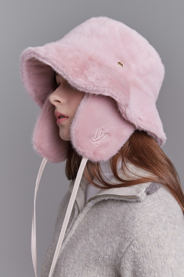 **퍼 탈부착 이어머프 버킷햇 오슬리 (6 colors)**는 부드러운 폴리에스터 소재로 제작되어 가을, 겨울에 따뜻하게 착용할 수 있는 여성용 버킷햇입니다. 9.5cm의 모자 깊이와 6cm의 챙 넓이로 안정적인 핏을 제공하며, 부드러운 촉감과 무지 패턴으로 다양한 스타일에 매치하기 좋습니다. 프리미엄 퍼 소재의 이어머프는 벨크로 방식으로 탈부착이 가능하여, 날씨에 따라 스타일을 조절할 수 있습니다. 내부 사이즈 조절 테이프가 있어 편안하게 착용할 수 있으며, 애쉬베이지, 핑크, 베이지, 모카, 그레이, 블랙 6가지 컬러로 출시되어 있습니다. 겨울 데일리룩, 산책룩, 데이트룩 등 다양한 TPO에 클래식, 미니멀, 캐주얼 스타일로 연출해보세요.
