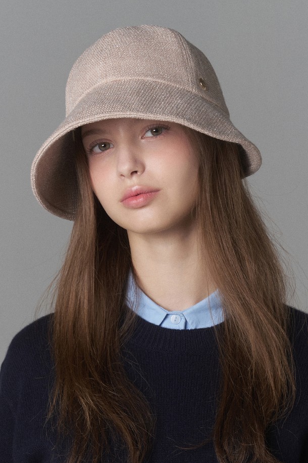 헤리스 트위드 보닛햇 (6 colors)은 여성스러운 스타일을 완성하는 보닛햇입니다. 부드러운 촉감의 폴리에스터 및 레이온 혼방 소재로 제작되었으며, 중간 두께감으로 봄, 가을, 겨울까지 착용 가능합니다. 챙 넓이 7.0cm, 모자 깊이 16.5cm이며, 다양한 데이트룩, 카페룩, 겨울 데일리룩에 잘 어울립니다. 클래식, 미니멀, 캐주얼 스타일을 즐기는 분들께 추천하며, 아이보리, 베이지, 바이올렛, 블루그린, 네이비, 블랙 6가지 컬러로 만나보세요. 메탈 로고와 벨크로 디자인, 챙 와이어 내장, 스팀 다림질 가능하며 수공예로 제작되었습니다.
