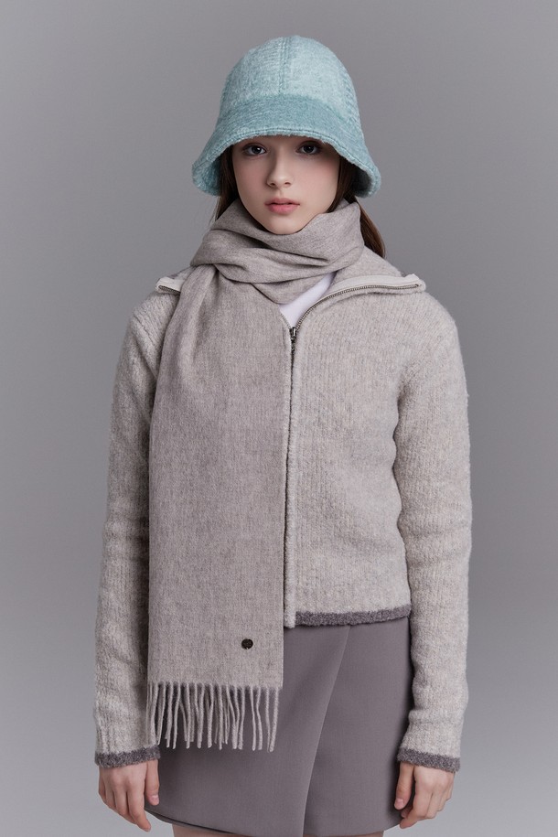 베이직 울 머플러 그리웰은 가을, 겨울철 따뜻함과 스타일을 책임지는 머플러입니다. 부드러운 촉감의 울 소재로 제작되어 뛰어난 보온성을 제공하며 일상에서 편안하게 착용하기 좋습니다. 심플하고 미니멀한 디자인에 다양한 9가지 컬러 옵션으로, 어떤 스타일에도 자연스럽게 매치됩니다. 프린지 디테일이 포인트로 더해져 클래식하면서도 세련된 분위기를 연출합니다. 두께감 있는 디자인으로 더욱 포근하게 목을 감싸줍니다.
