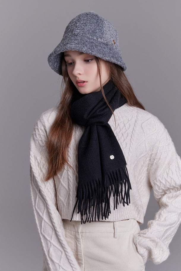 베이직 울 머플러 그리웰은 포근한 울 소재로 제작되어 가을과 겨울철 보온성을 책임지는 머플러입니다. 오프화이트, 베이지, 핑크, 블루, 브라운, 다크 브라운, 그레이, 네이비, 블랙 등 9가지 다채로운 색상으로 출시되어, 어떤 스타일에도 매치하기 용이합니다. 무지 디자인으로 클래식, 미니멀, 캐주얼 등 다양한 스타일을 연출할 수 있으며, 출근룩, 데이트룩, 모임룩 등 TPO에 구애받지 않고 활용 가능합니다. 부드러운 촉감으로 착용 시 편안함을 선사하며, 데일리 아이템으로 활용하기 좋습니다.
