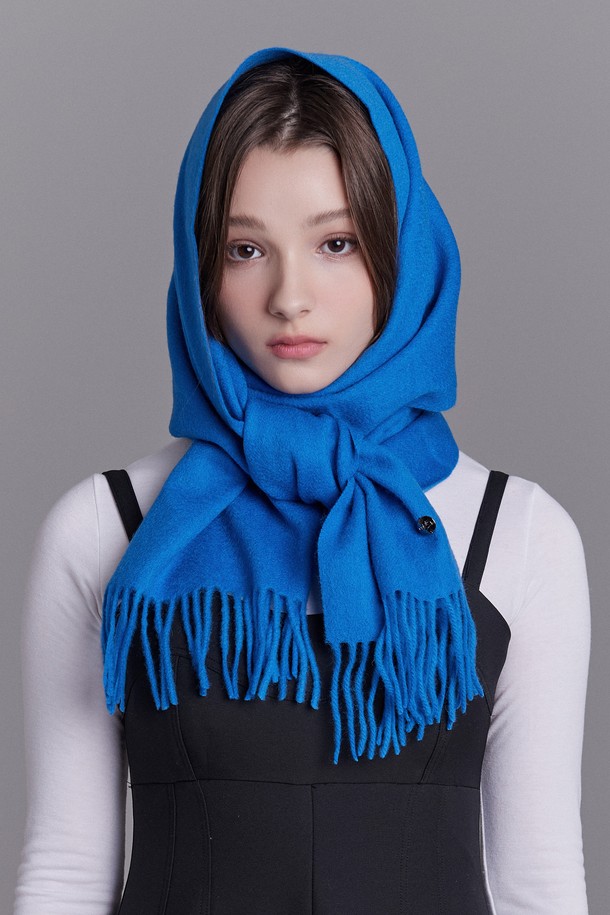 베이직 울 머플러 그리웰은 포근함을 선사하는 겨울 필수템입니다. 100% 울 소재로 제작되어 부드러운 촉감과 뛰어난 보온성을 자랑하며, 무지 디자인에 프린지 디테일로 포인트를 더했습니다. 톤다운된 블루 컬러는 어떤 스타일에도 잘 어울리며, 일상복이나 모임룩, 클래식, 미니멀, 캐주얼 등 다양한 스타일에 매치하기 좋습니다. 프리사이즈로 제작되어 남녀 모두 착용 가능하며, 두꺼운 두께감으로 추운 날씨에도 따뜻하게 몸을 감싸줍니다.
