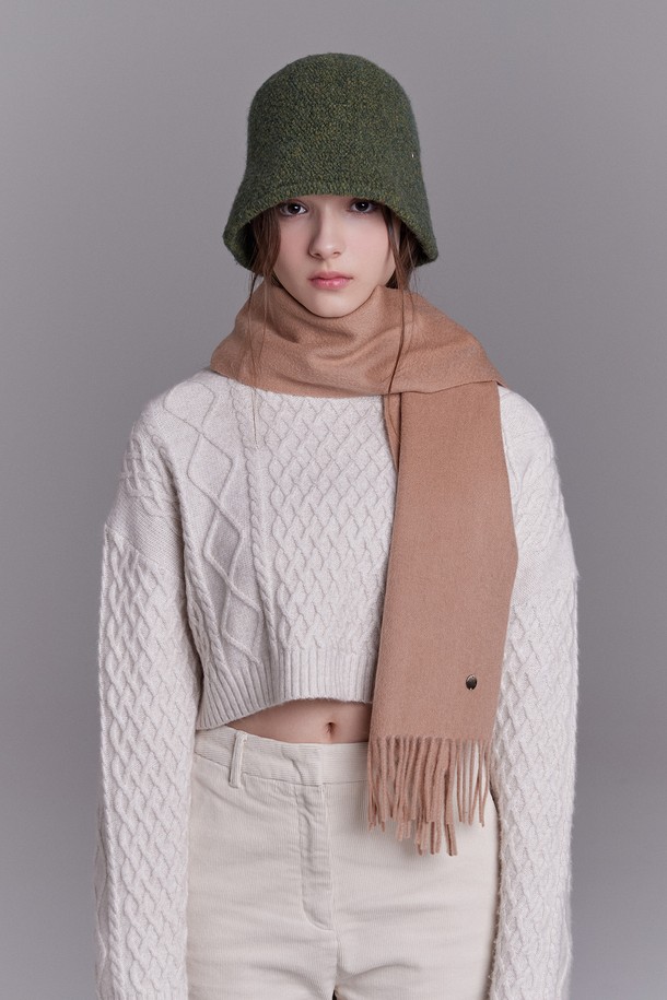 베이직 울 머플러 그리웰은 부드러운 촉감과 따뜻함을 선사하는 겨울 필수템입니다. 울 소재로 제작되어 가을, 겨울 시즌에 착용하기 좋으며, 두꺼운 두께감으로 보온성을 높였습니다. 그린, 베이지, 화이트 등 9가지 다채로운 색상으로 출시되어, 어떤 스타일에도 매치하기 용이합니다. 베이직하고 캐주얼한 디자인에 프린지 디테일로 포인트를 더했으며, 데일리룩에 포인트 아이템으로 활용하기 좋습니다.
