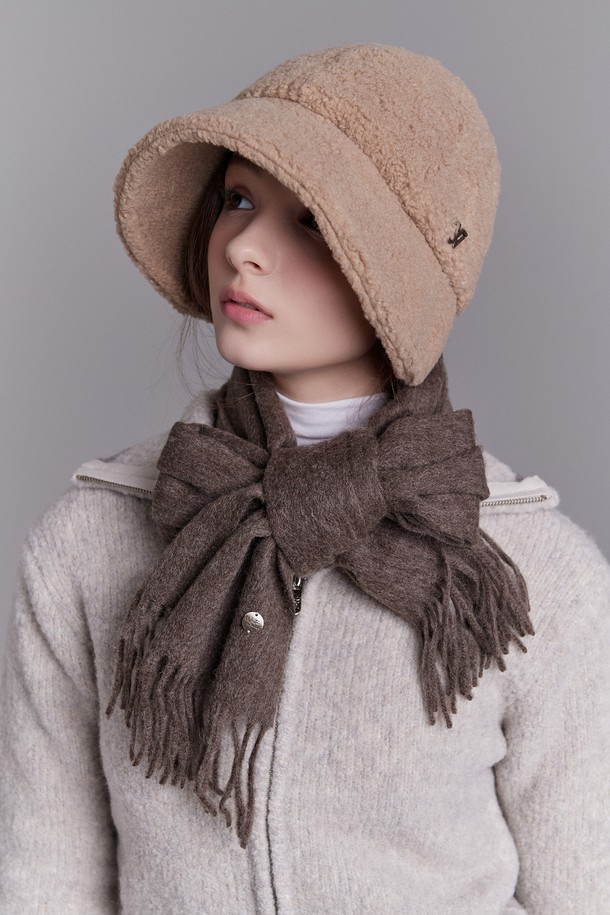 베이직 울 머플러 그리웰은 부드러운 촉감의 울 소재로 제작되어 포근함을 선사합니다. 출근룩, 모임룩, 데이트룩 등 다양한 TPO에 활용 가능하며, 클래식, 미니멀, 캐주얼 스타일 모두 소화 가능한 베이직 아이템입니다. 오프화이트, 베이지, 핑크, 블루, 브라운, 다크 브라운, 그레이, 네이비, 블랙까지 9가지 다채로운 컬러로 출시되어 폭넓은 선택지를 제공합니다. 심플한 디자인으로 어떤 스타일에도 잘 어울려 데일리 머플러로 활용하기 좋습니다. 따뜻하고 스타일리시한 겨울을 위한 필수템입니다.
