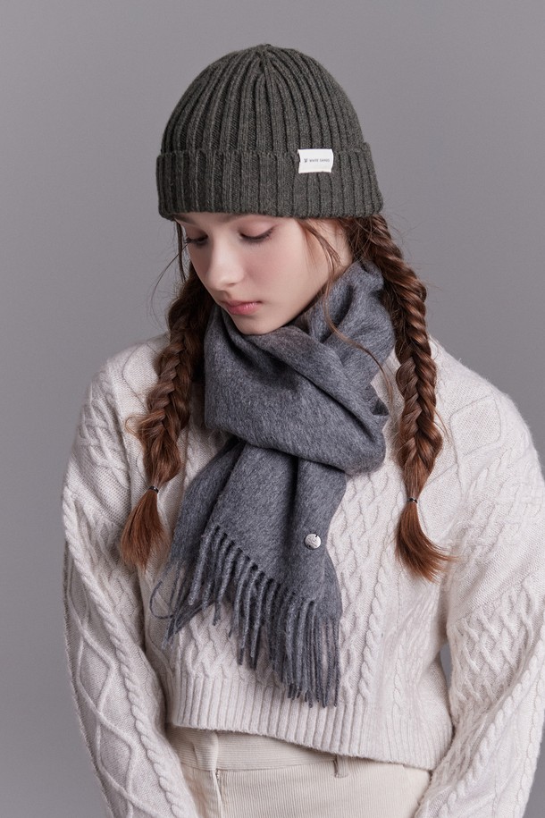 베이직 울 머플러 그리웰은 포근함을 선사하는 겨울철 필수 아이템입니다. 부드러운 촉감의 울 소재로 제작되어 뛰어난 보온성을 제공하며, 톤 다운된 그레이 컬러와 무지 디자인으로 어떤 스타일에도 잘 어울립니다. 두꺼운 두께감으로 따뜻함을 더하고, 프린지 디테일이 은은한 포인트를 더합니다. 출근룩이나 모임룩 등 다양한 TPO에 활용 가능하며, 클래식, 미니멀, 캐주얼 등 폭넓은 스타일을 소화합니다. 베이직한 디자인에 9가지 다채로운 컬러 구성으로 취향에 맞는 선택이 가능합니다.
